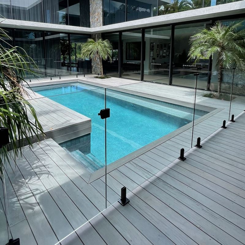 Fencing tal-pixxina mingħajr frameless