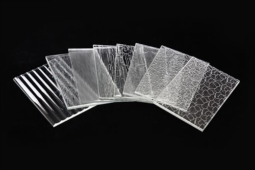 Ħġieġ ittemprat b'disinji